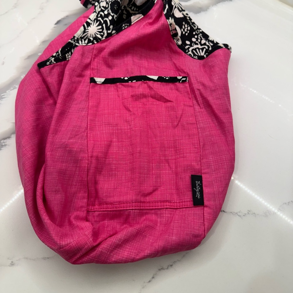NWOT Thirty-One Vibrant Pink Tote/ Black Floral Crossbody Hobo REVERSIBLE Bag - Picture 3 of 11